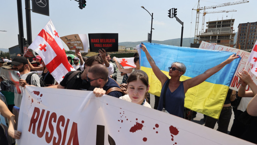 Video Steagul Rusiei, ars în Georgia. „Porcilor, nu sunteți bineveniți aici! Astăzi sunt artificii, mâine vor fi rachete Grad”