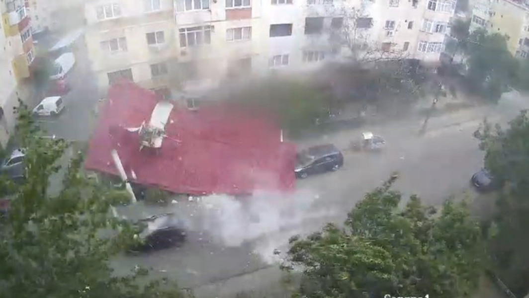 Video Momentul în care un om se salvează la limită din calea unui acoperiș smuls de vânt, în timpul unei furtuni violente din județul Dolj
