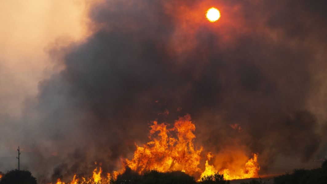 Video România trimite un elicopter Black Hawk în Bulgaria. Sunt peste 100 de incendii de vegetație în țara vecină