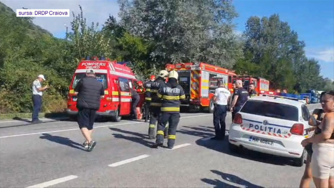 Video Accident grav între un microbuz și un TIR, în Caraș-Severin. A fost activat Planul Roșu de intervenție