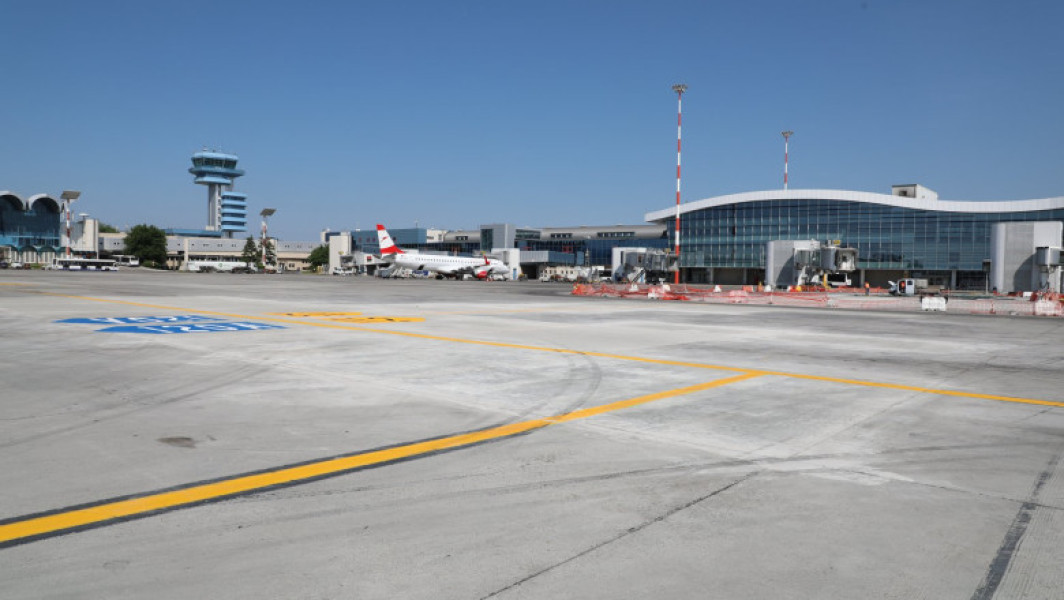 Video Aeroportul Otopeni funcționează cu o singură pistă. Lucrări de reparații, în plin sezon al vacanțelor