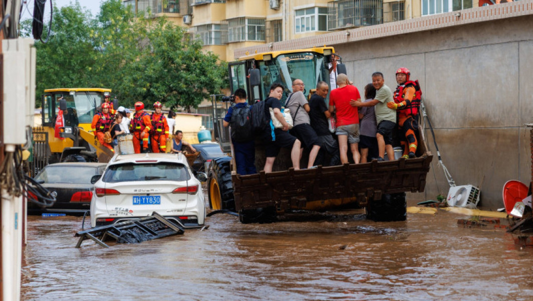Foto Ploi şi inundaţii în China. Furtunile violente au ucis 30 de persoane și peste 80.000 au fost evacuate la Beijing