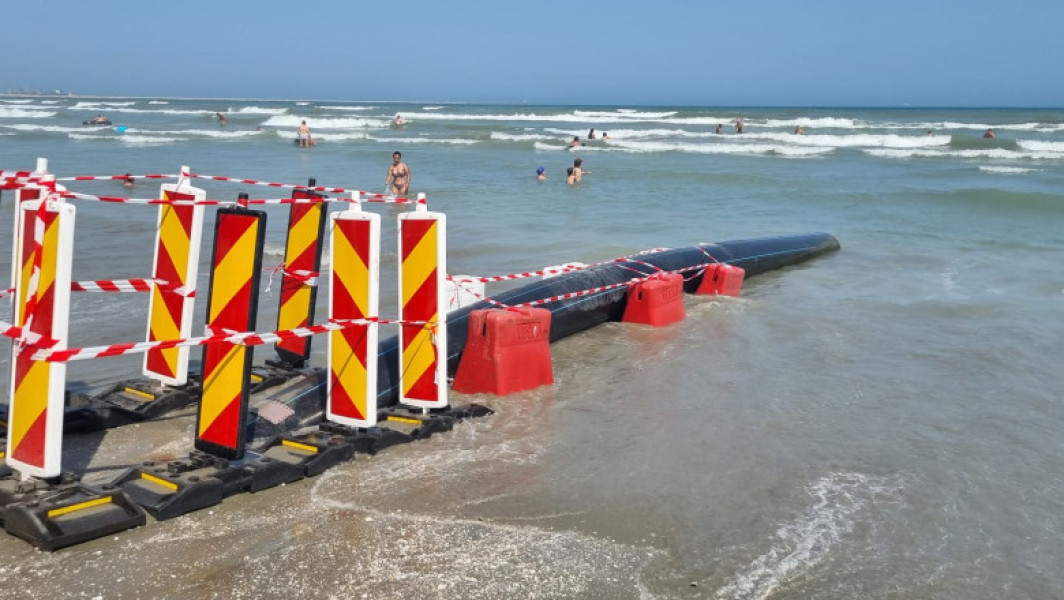 Foto Primăria Năvodari, sancționată din cauză că o ţeavă deversează ape pluviale în mare. Amenzi de peste 800.000 lei pe litoral