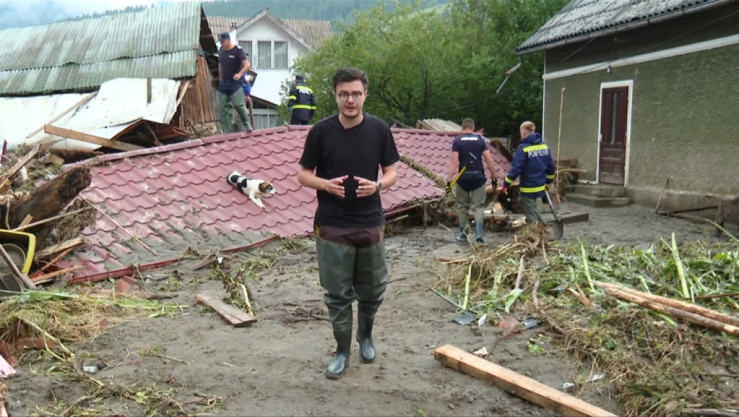 Video&Foto Inundații devastatoare în Moldova: imaginile dezastrului după furtuni. Un câine blocat sub dărâmături, căutat de pompieri