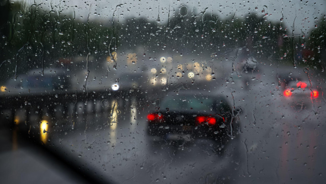 Cod roșu de ploi torențiale emis pentru județul Bistrița-Năsăud. Traficul rutier este blocat pe DN 17C în urma unei viituri