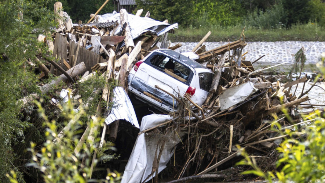 Video&Foto Inundații devastatoare în România. Zone din 16 județe și din București afectate: case inundate, copaci doborâți și drumuri blocate