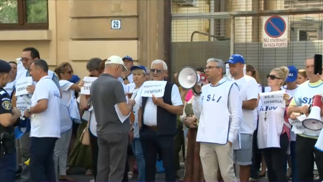 Video A doua zi de proteste în fața Ministerului Educației. Sindicaliștii amenință că suspendă activitatea didactică din toamnă