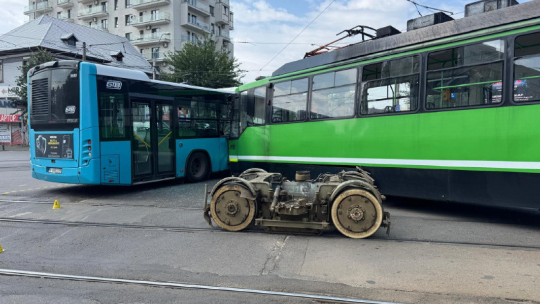 Video&Foto Accident între un tramvai și un autobuz al STB, în Sectorul 5 din Capitală: momentul în care cele două vehicule se ciocnesc. 11 răniți