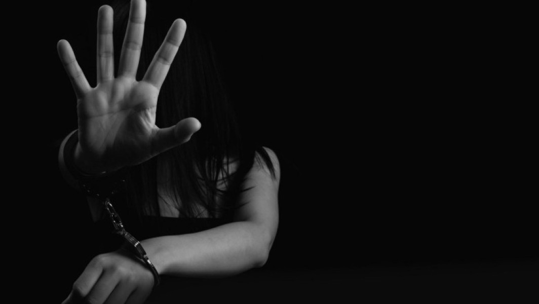 Fratele racolează, verișorul ia banii, iar tatăl stă de pază. Traficanții își racolează victimele printre rude, prieteni și vecini