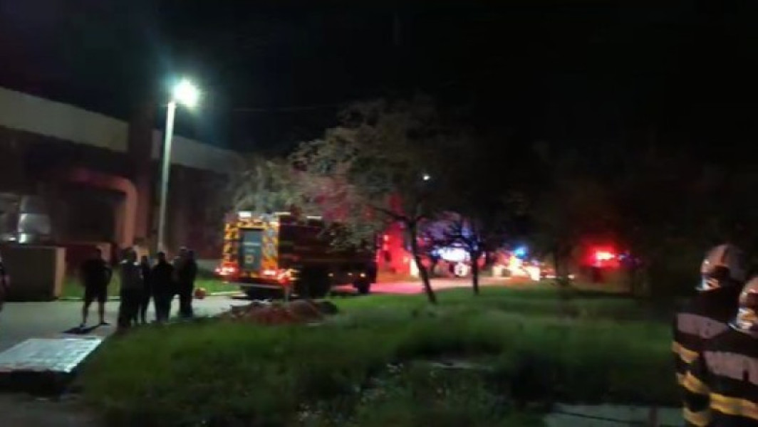 Video Incendiu la Fabrica de arme Cugir: flăcările au izbucnit în hala cu muniție. A fost emis mesaj Ro-Alert