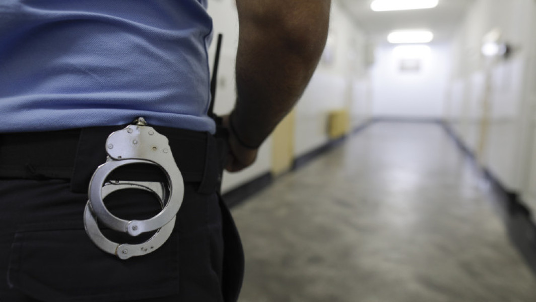 Bărbat reţinut, după ce şi-a sechestrat partenera și a încercat să o violeze. Poliția susține că femeia a refuzat ordinul de protecție