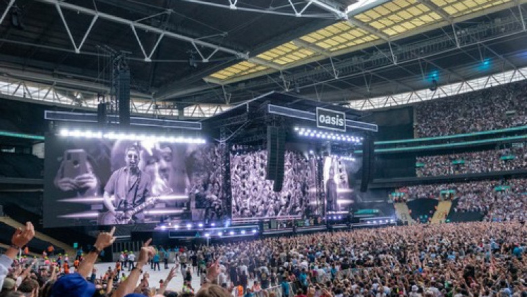 Un bărbat a murit în timpul unui concert Oasis, după ce a căzut de la tribuna stadionului Wembley. Mesajul transmis de trupă