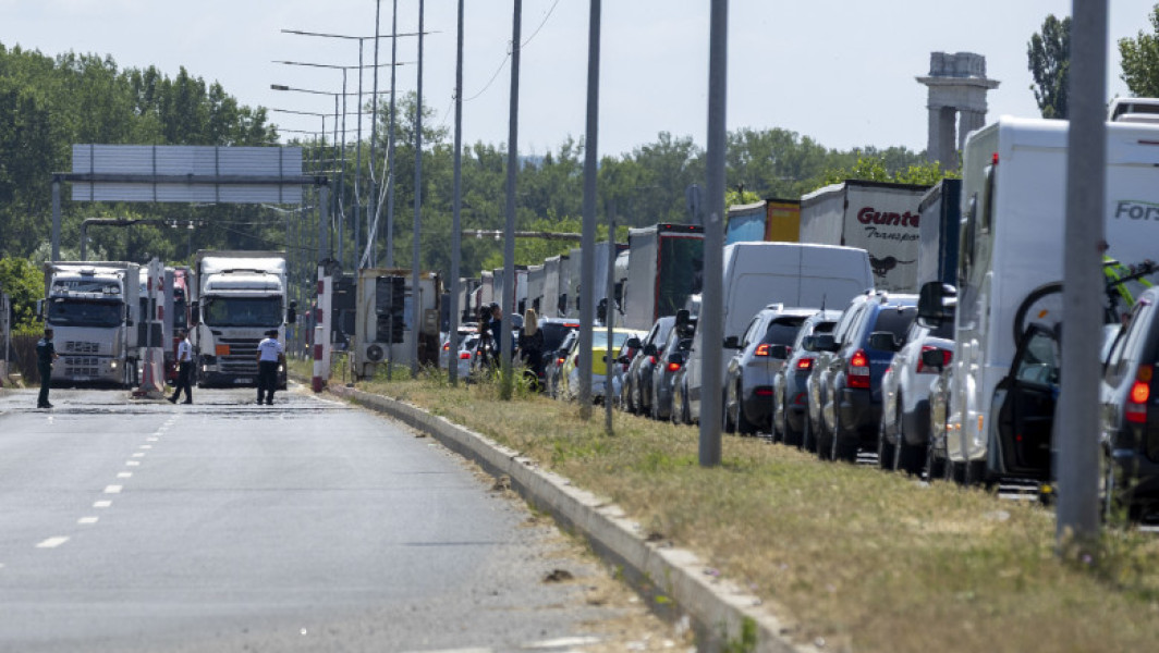 Trafic intens pe Podul Prieteniei de la Giurgiu. Ce rute alternative au șoferii români care merg în Bulgaria pentru a evita aglomerația