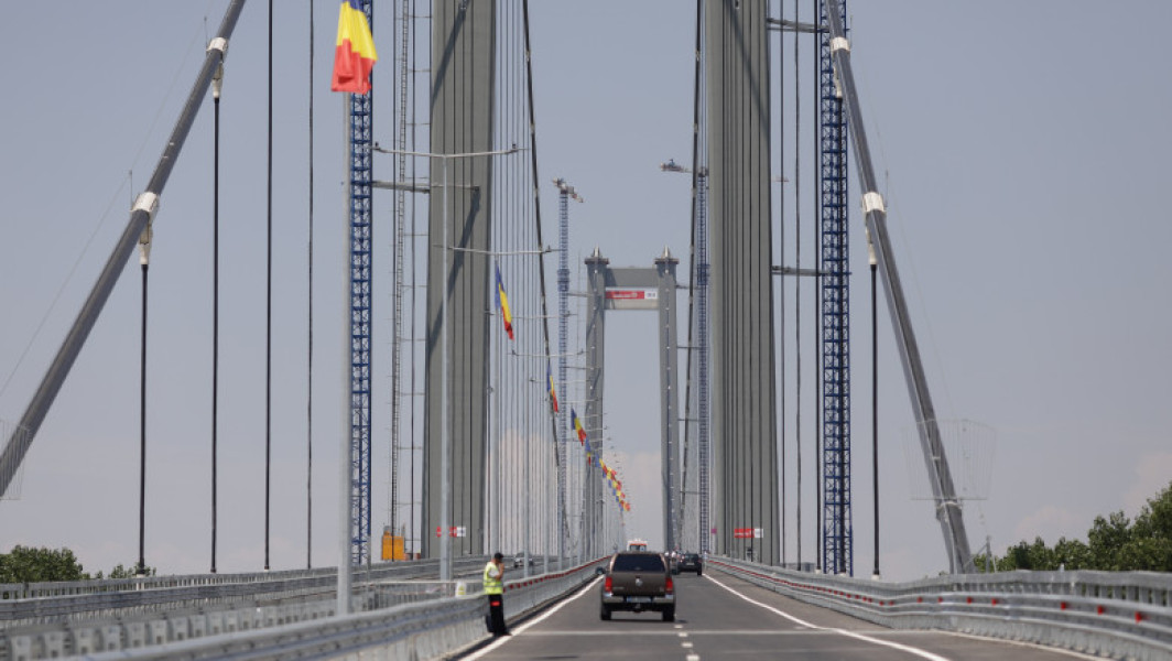 Video Noi probleme la „Golden Gate” de România: în asfaltul podului de la Brăila au apărut găuri prin care iese apa. Ce spune CNAIR