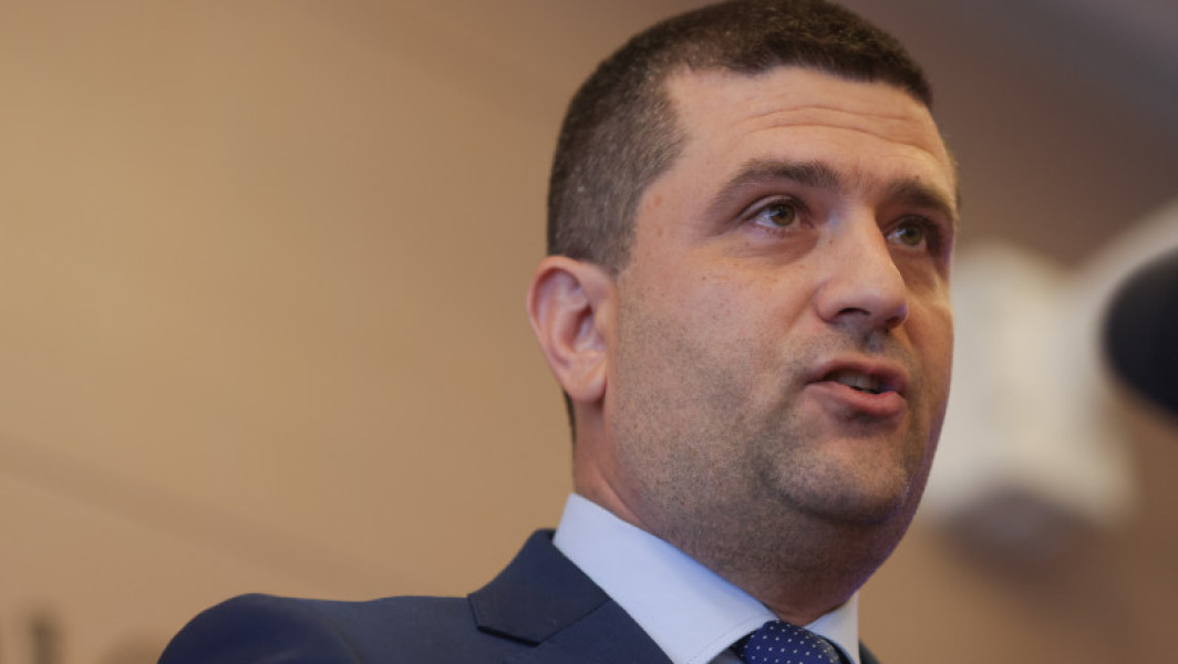 Ministrul Radu Miruță reintroduce obligaţia ca persoanele care intră într-o fabrică de armament să fie autorizate de minister
