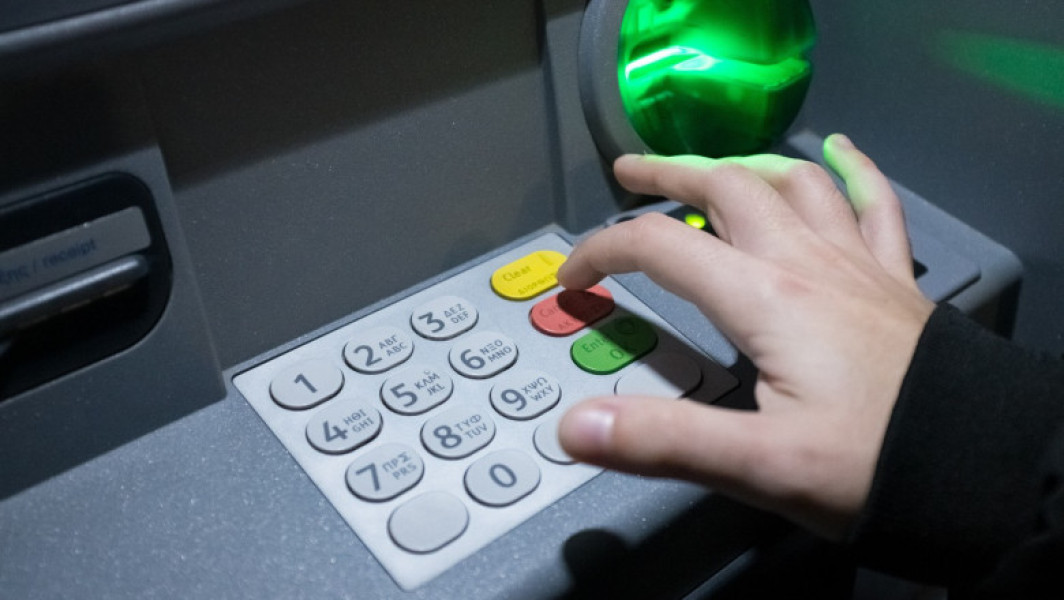 Grecia: Băncile ar putea utiliza ATM-uri comune pentru a reduce costurile