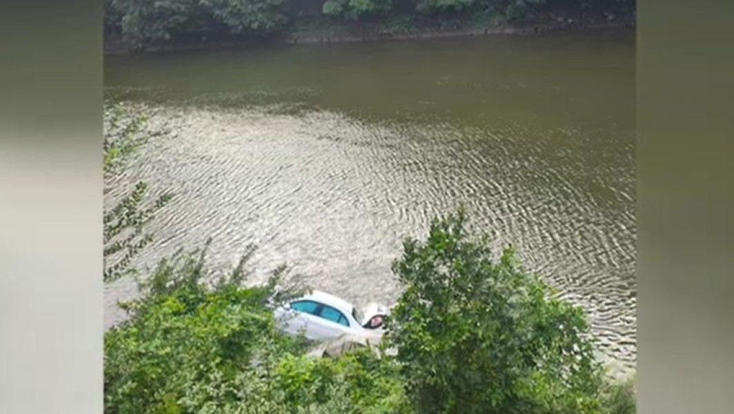 Video Accident pe Valea Oltului: o mașină a căzut în râul Olt. Traficul rutier, restricționat pe DN7