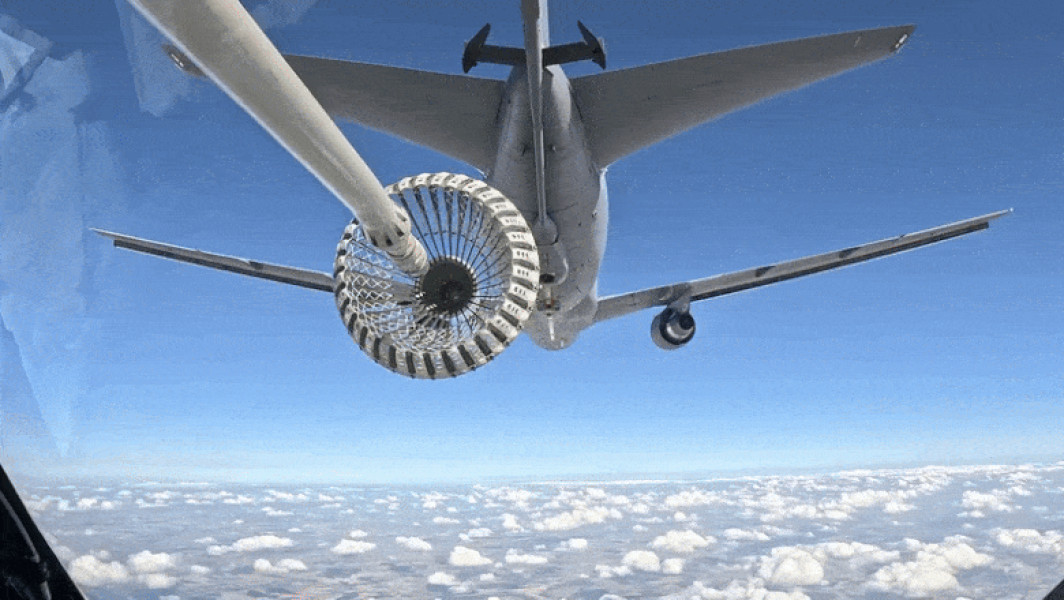 Video&Foto Imagini spectaculoase de la un exercițiu NATO de alimentare în aer a avioanelor de vânătoare deasupra Mării Negre