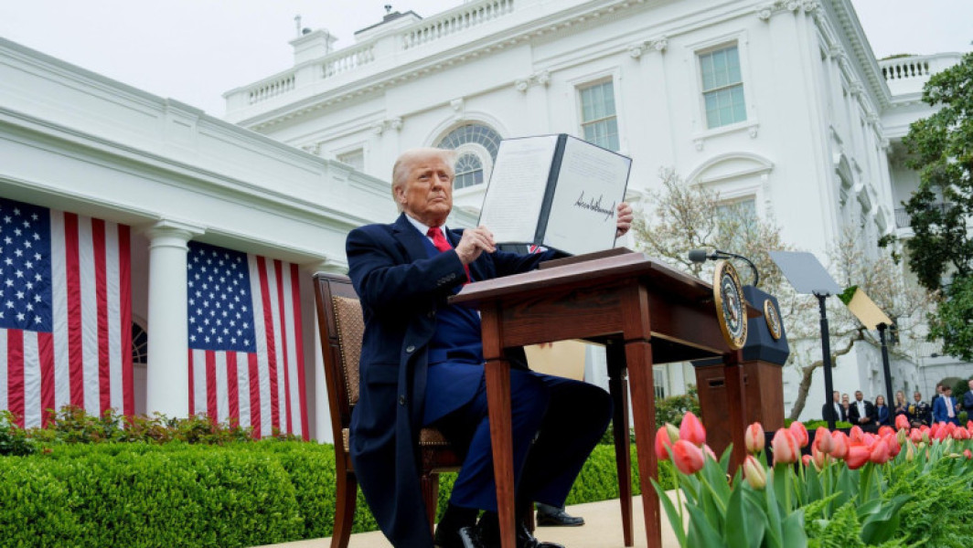 Noile tarife americane lovesc de astăzi zeci de țări. Trump promite că vor curge „miliarde” în SUA