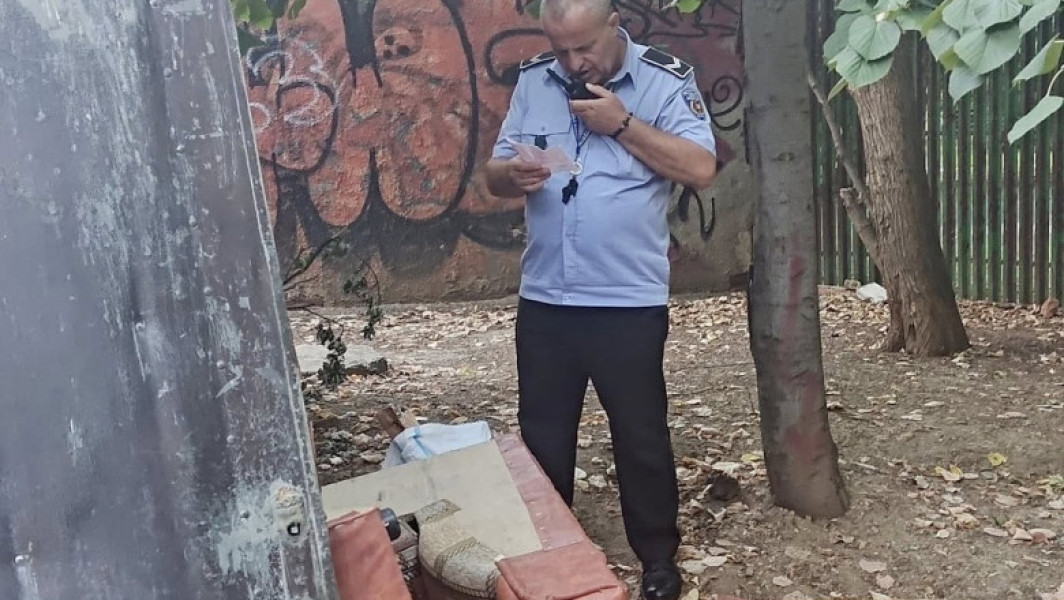 O bucureșteancă a aruncat din greșeală un document la gunoi. Polițiștii l-au găsit și au dat amenzi de 8.000 de lei