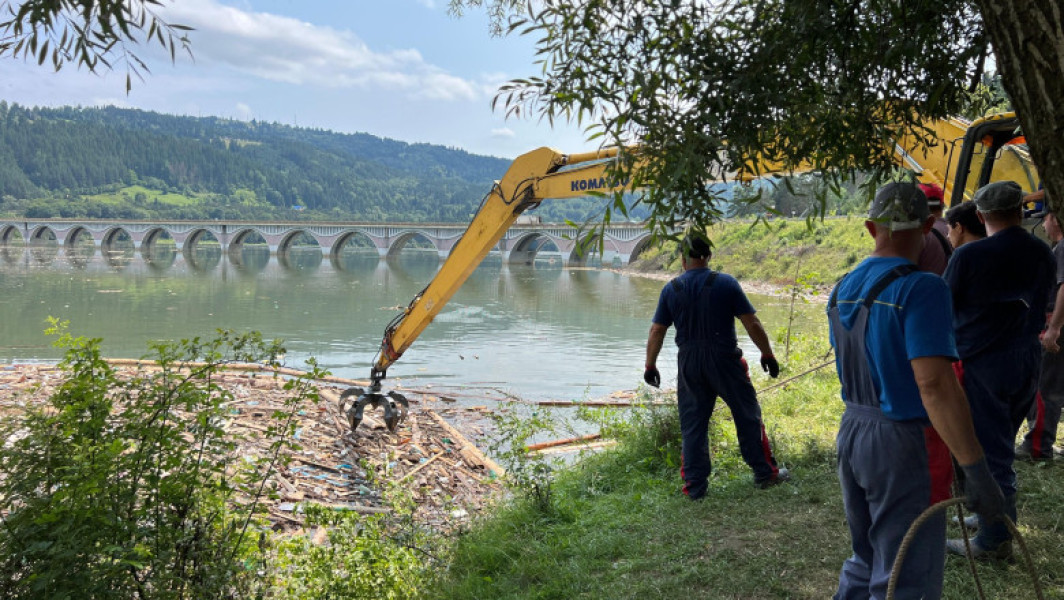 Foto Prefectura Neamț: Au fost scoși din Lacul Izvorul Muntelui 300 de metri cubi de deșeuri, după viituri. Curățenia e departe de final