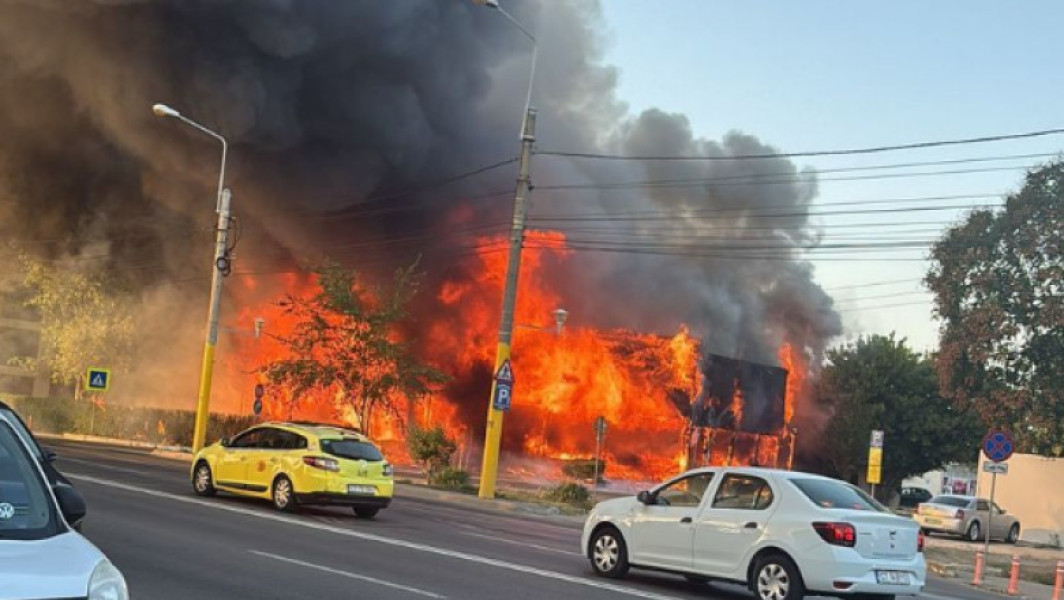 Video Incendiu puternic în Mamaia. Arde un fost club