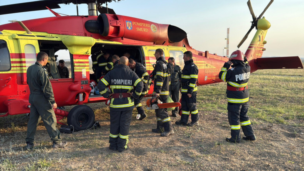 Video&Foto Pompierii încă se luptă să stingă incendiul de vegetație din Tulcea. Au apărut noi focare și intervin trei elicoptere Black Hawk