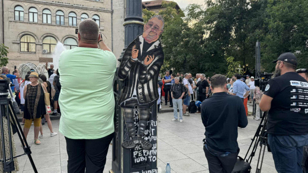 Video Protest în Piața Universității față de declararea zilei de doliu național pentru Iliescu. Jandarmeria spune că manifestația e ilegală
