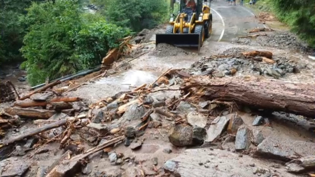 Zeci de mașini blocate pe Transfăgărășan în urma unei viituri