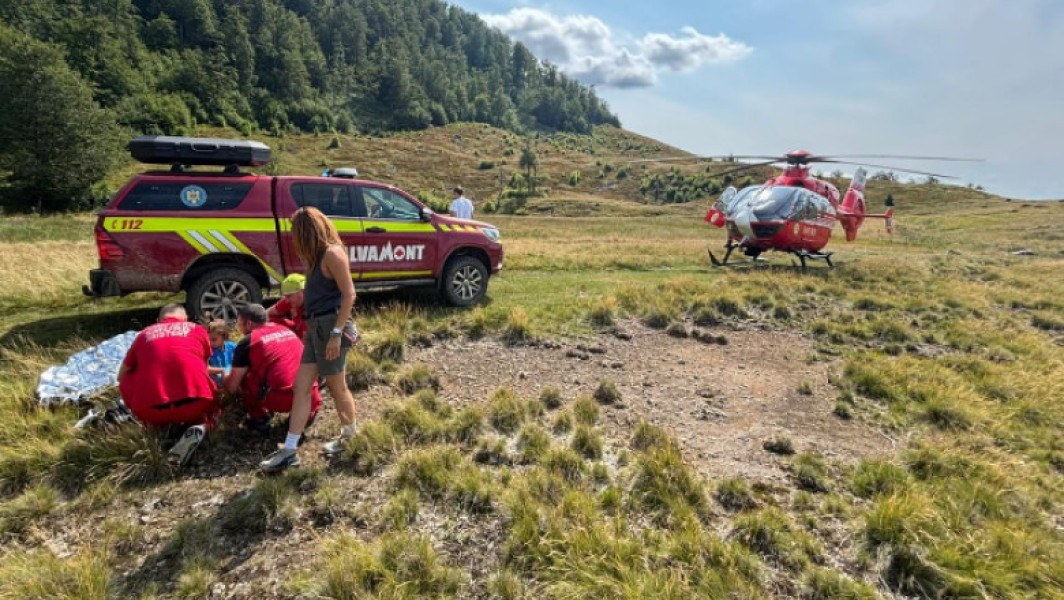 Video&Foto Copil mușcat de viperă într-o zonă turistică din Maramureș, preluat de un elicopter SMURD