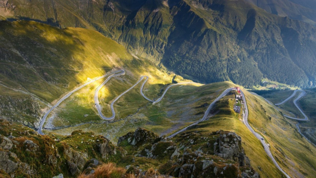 Turiștii, atacați frecvent de câinii de la stâne. Sfaturile și recomandările Salvamont