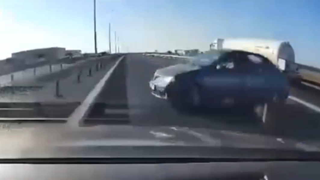 Video Gest inconștient pe autostrada A1. Un șofer a tras brusc de volan pentru a întoarce și a lovit o altă mașină
