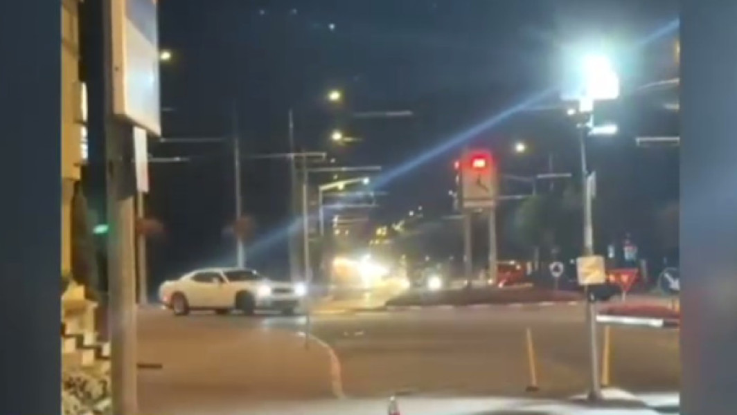 Video Drifturi în fața sediului Poliției din Târgu Jiu. Ce sancțiuni va primi tânărul care este căutat acum de oamenii legii