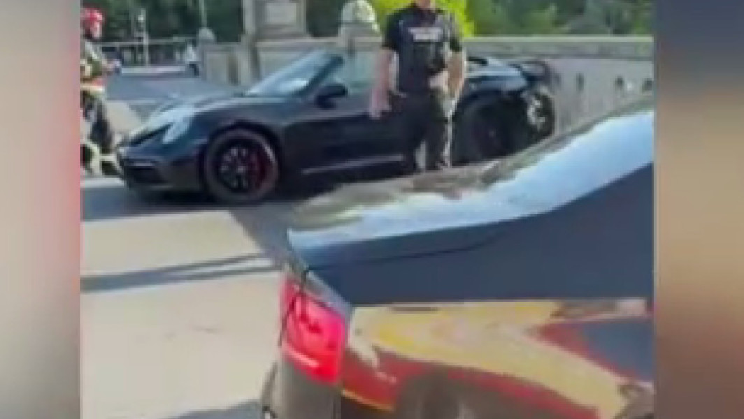 Video Accidentul de pe podul din Timișoara, produs intenționat, în urma unei răfuieli între clanuri. Unul dintre șoferi a fost reținut