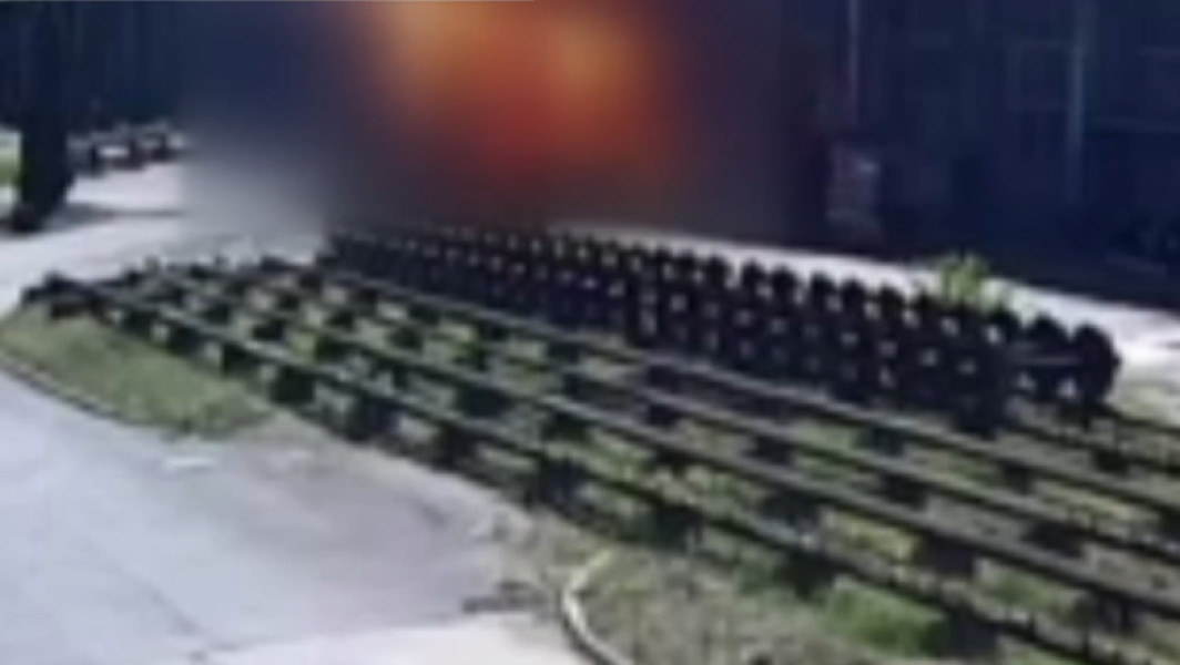 Video Momentul când avionul ultra-ușor cu doi oameni s-a prăbușit în Arad, surprins de o cameră de supraveghere