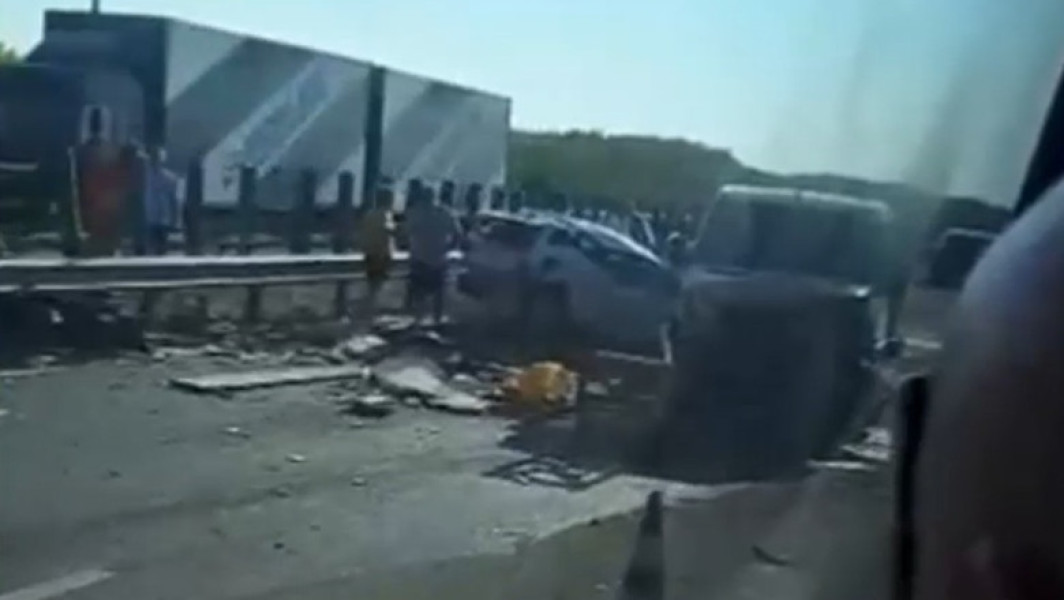 Video Carambol cu șapte mașini pe Autostrada Soarelui: două persoane rănite. Traficul spre Constanța este blocat