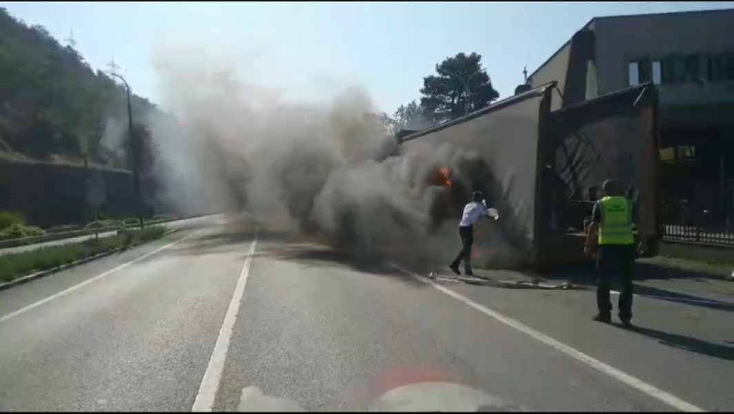 Video Camion în flăcări pe DN 6. Traficul este complet blocat în zonă, după ce anvelopa unei remorci a luat foc în mers