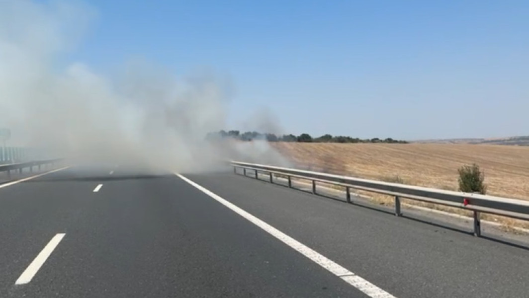Video Autostrada Soarelui, închisă din cauza unui incendiu de vegetație. Traficul către București a fost deviat