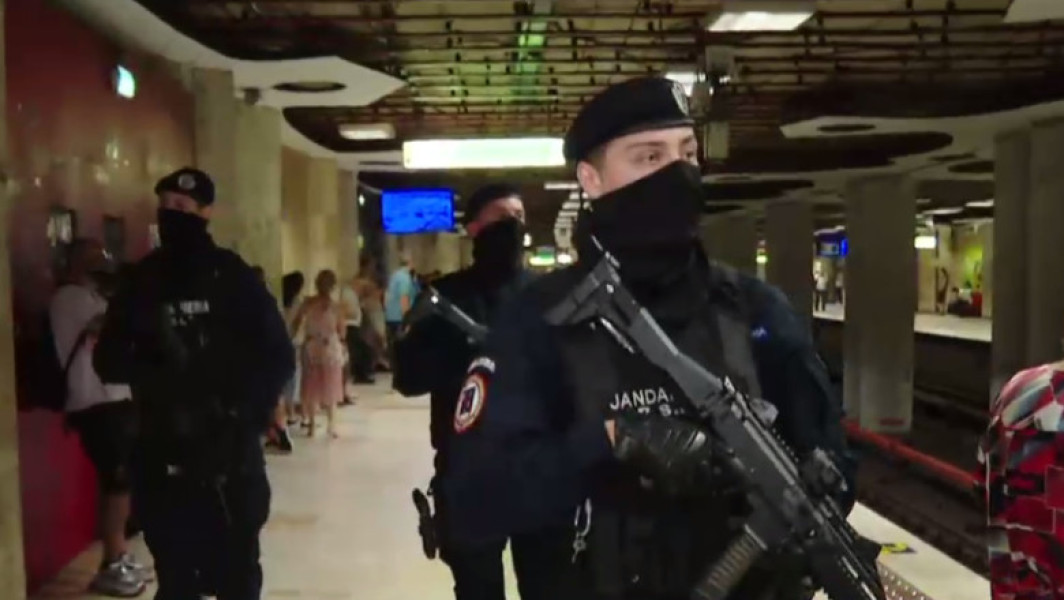 Video Jandarmii înarmați la metrou au dat naștere unor teorii ale conspirației. Ce spun oamenii care s-au întâlnit cu ei în stații