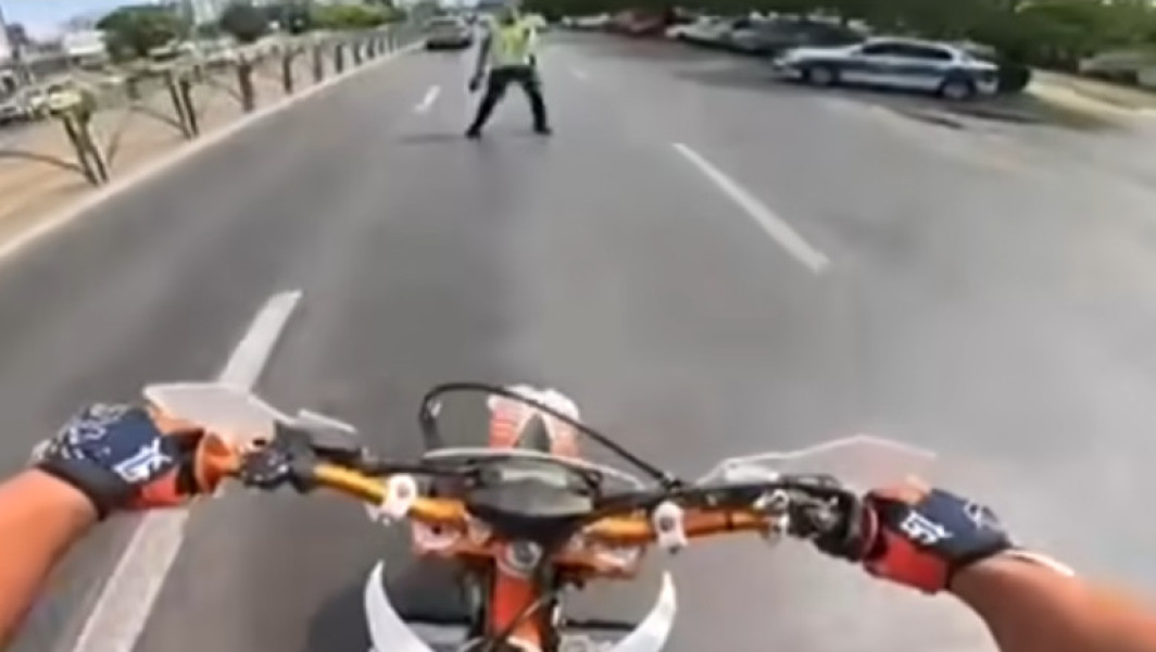 Video Gestul teribilist al unui tânăr pe motocicletă care i-a adus o amendă de 800 de lei și suspendarea permisului