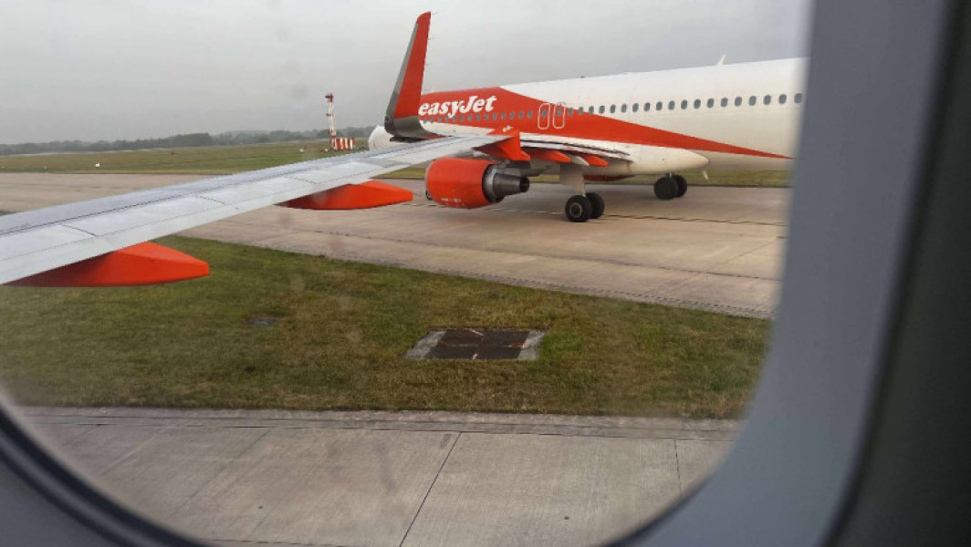 Foto Două avioane au intrat în coliziune pe aeroportul din Manchester. „Tot avionul a tremurat – a fost o lovitură puternică”