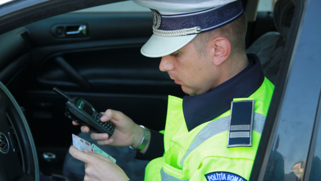 Șofer din Târgu-Jiu prins conducând cu peste 200km/h pe drumul expres Pitești - Craiova. Polițiștii au dat amenzi de 70.000 de lei