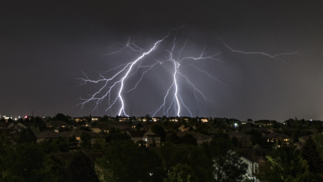 Cod roșu de furtuni puternice, grindină și vijelii. Zonele vizate de avertizarea ANM