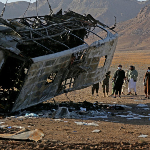 Video Peste 75 de morţi într-un accident de autobuz în Afganistan
