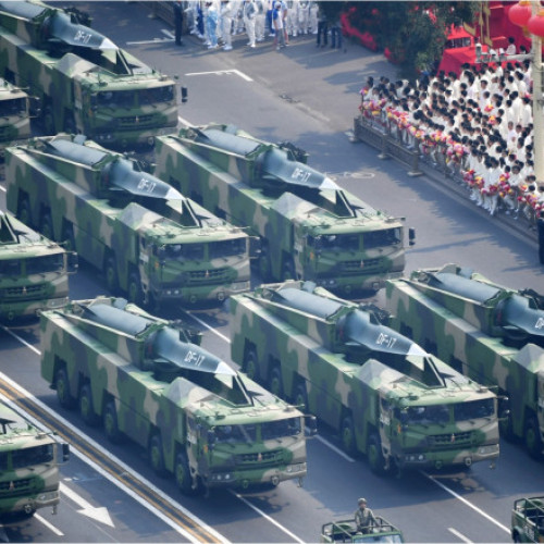 China conduce cursa globală a rachetelor hipersonice, după ce și-a prezentat arsenalul de rachete Dongfeng în cadrul paradei militare de Ziua Națională de la Beijing, din 1 octombrie 2019. De atunci, tara a continuat să își perfecționeze tehnologia și să avanseze în această domeniu, aducând-o în fruntea înarmărilor mondiale, conform lui William Freer de la Institutul Council on Geostrategy din Marea Britanie. Acesta noteaza că decizia Chinei și a Rusiei de a investi masiv în aceste programe cu mulți ani în urmă a fost motivul pentru avansul lor tehnologic.