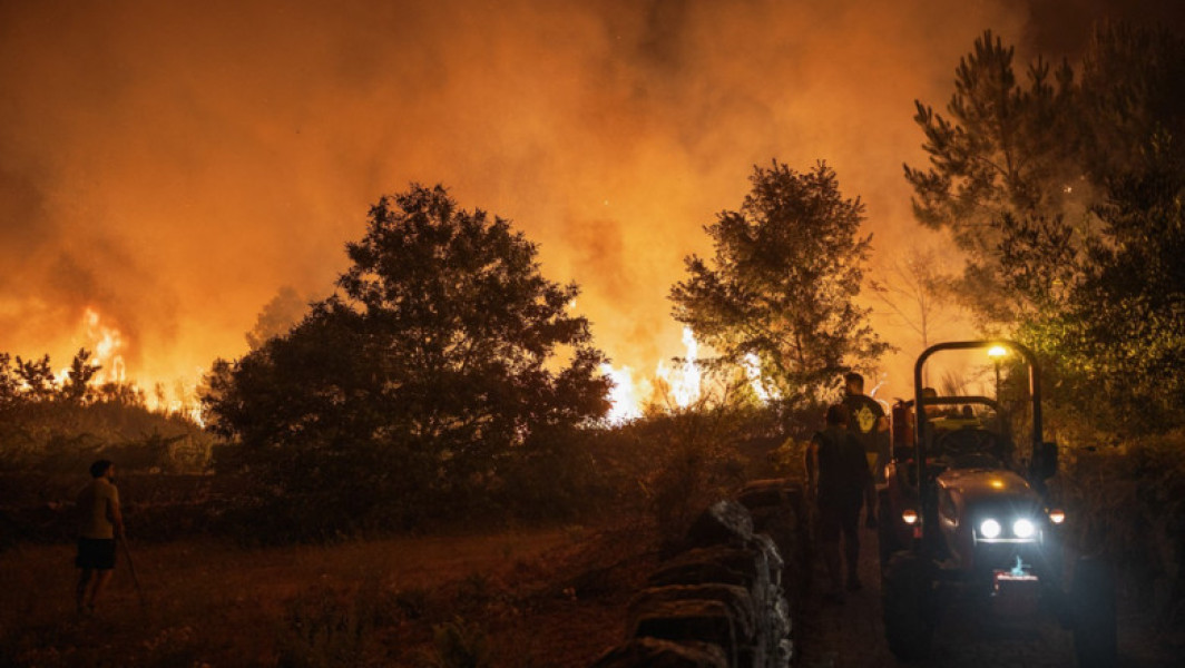 Un incendiu de pădure record în Portugalia mobilizează aproape 1.000 de pompieri