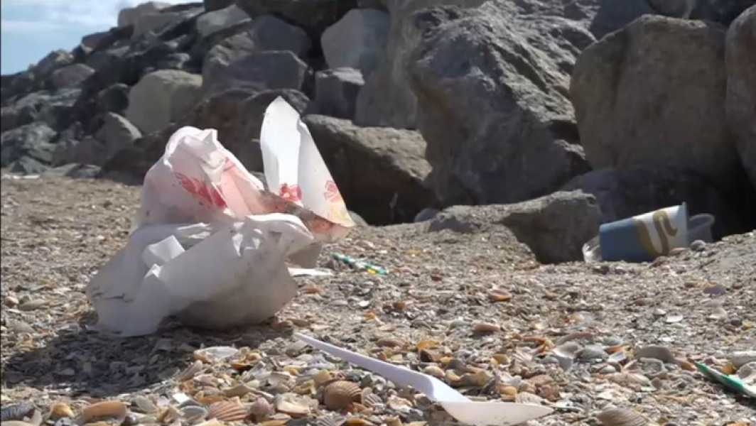 Dezastru pe litoral la final de sezon: plaje pline de mizerie