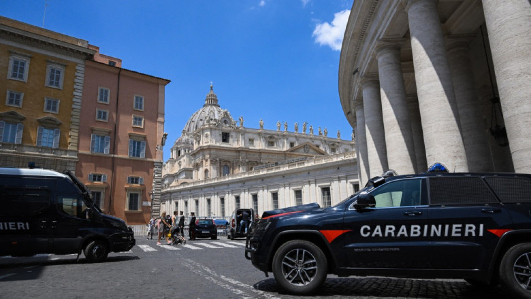 copil de doi ani a căzut dintr-o mașină în mers în Italia, rănit grav