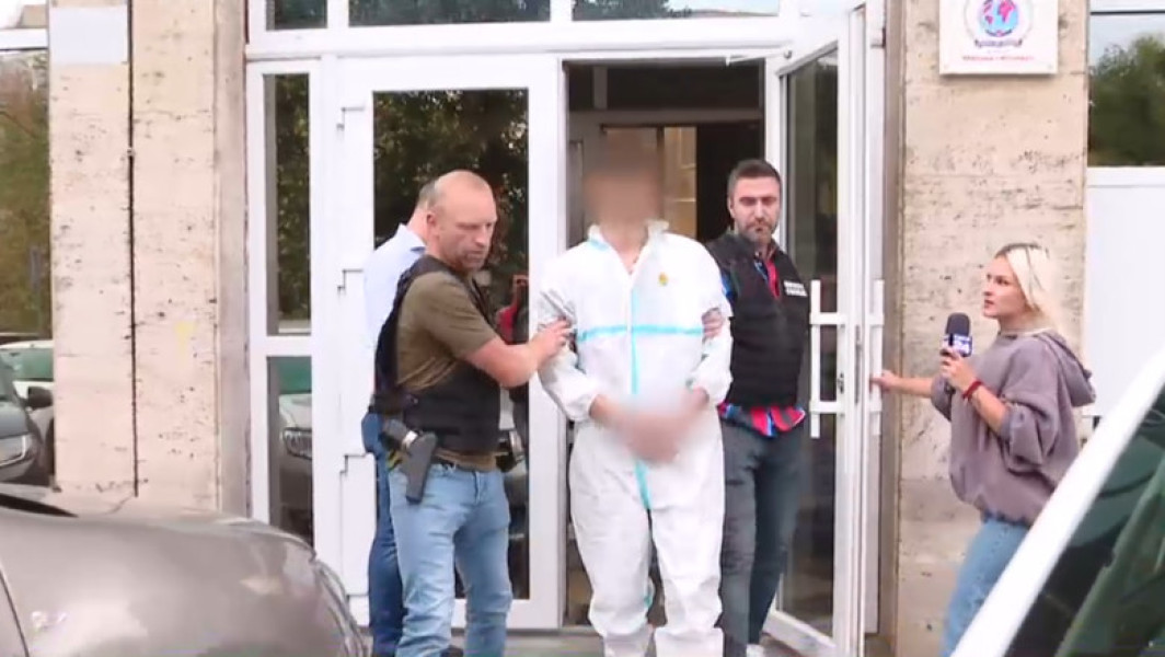 Un tânăr turc, implicat în evenimentele violente din centrul Bucureștiului, a fost plasat în arest preventiv pentru 30 de zile, acuzat de complicitate la tentativa de omor calificat. Potrivit unor informații oficiale, într-un comunicat al Parchetului de pe lângă Tribunalul București, suspectul, în vârstă de 19 ani, este cercetat pentru mai multe infracțiuni, printre care complicitate la tentativă de omor cu premeditare, nerespectarea regimului armelor și munițiilor, uz de armă fără drept și tulburarea ordinii publice.