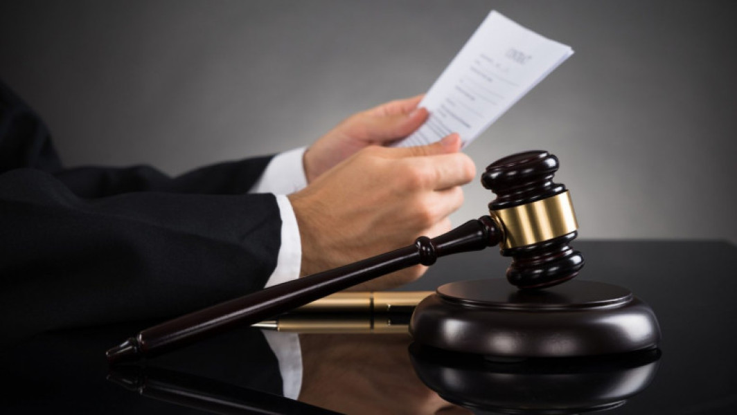 Coalitia de guvernare a ajuns la un acord privind pachetul de măsuri fiscale pentru reducerea deficitului bugetar, după ședința de marți seara. Unul dintre cele mai discutate puncte îl reprezintă pensiile magistratilor, care au anunțat că vor intra în grevă dacă guvernul nu va retrage această componentă din proiectul de lege.